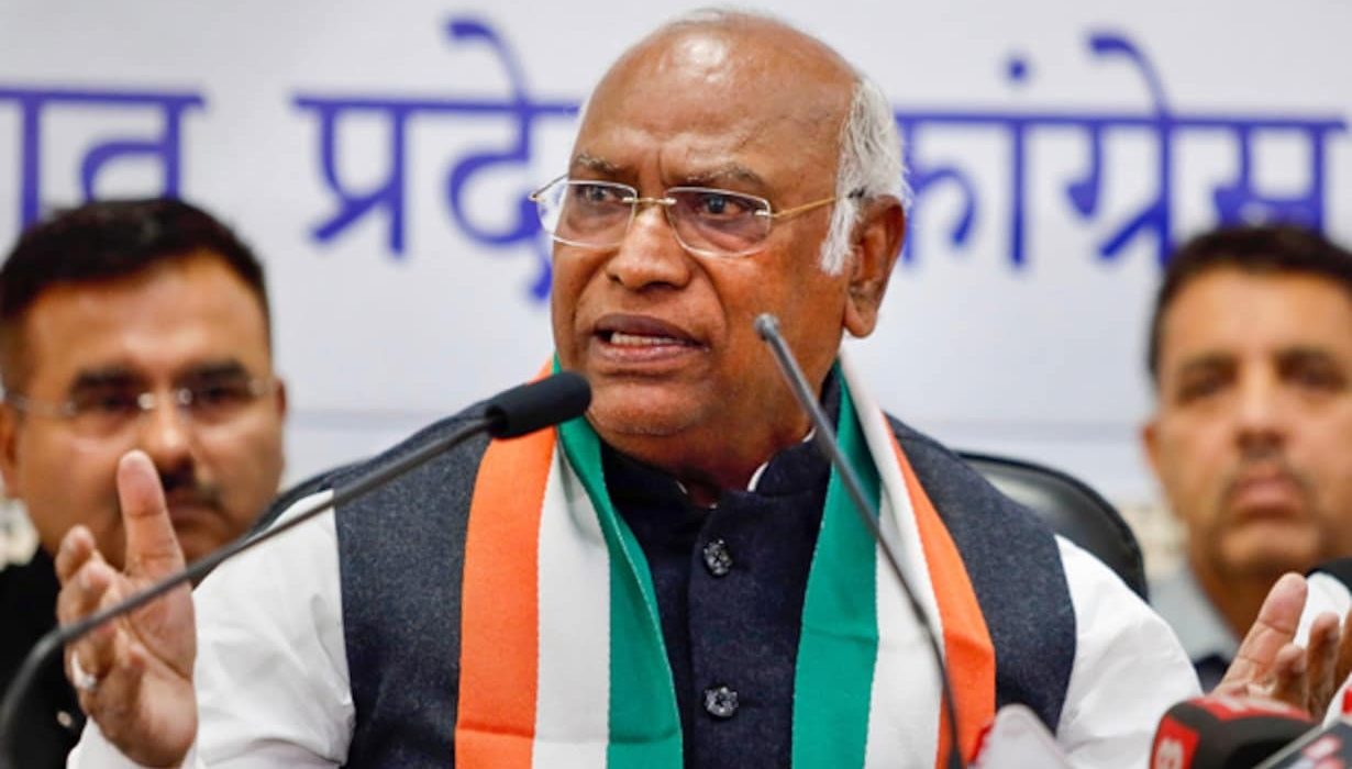 Kharge Viral Video: Kharge got angry at the workers, said keep quiet or get out, BJP taunted