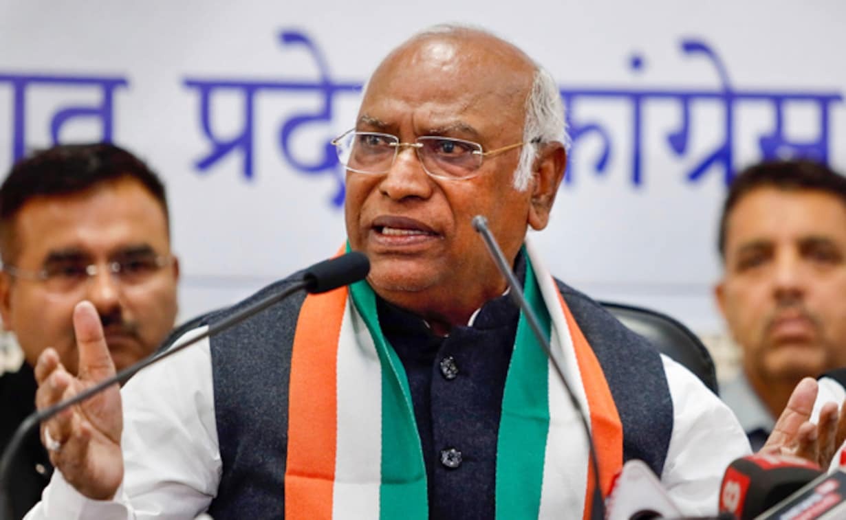 Kharge Viral Video: Kharge got angry at the workers, said keep quiet or get out, BJP taunted