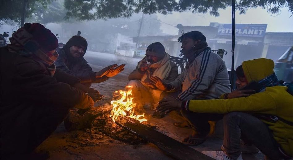 Cold nights pass in the cold, the cold weather is taking its toll on the poor.