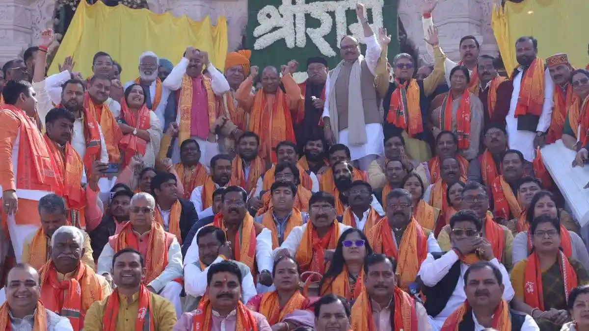 Ayodhya: Yogi government in Ram Darbar, had darshan of Ramlala with MLAs