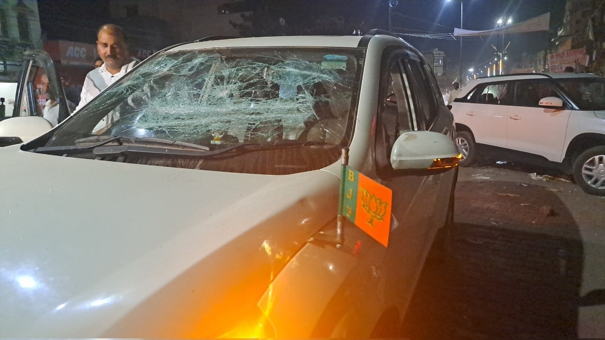 Massive protest against BJP candidate Sanjeev Baliyan in Muzaffarnagar, aggressive group broke vehicles during public meeting