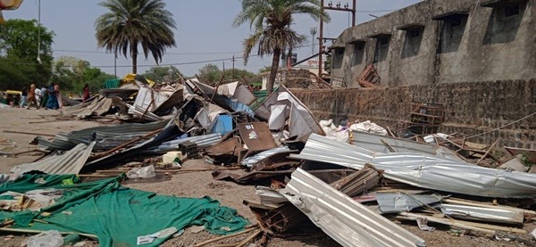 Ujjain's goons bulldozed shopkeepers, 40 shops were razed to the ground, Mumbai devotees fought near Kalbhairav temple.