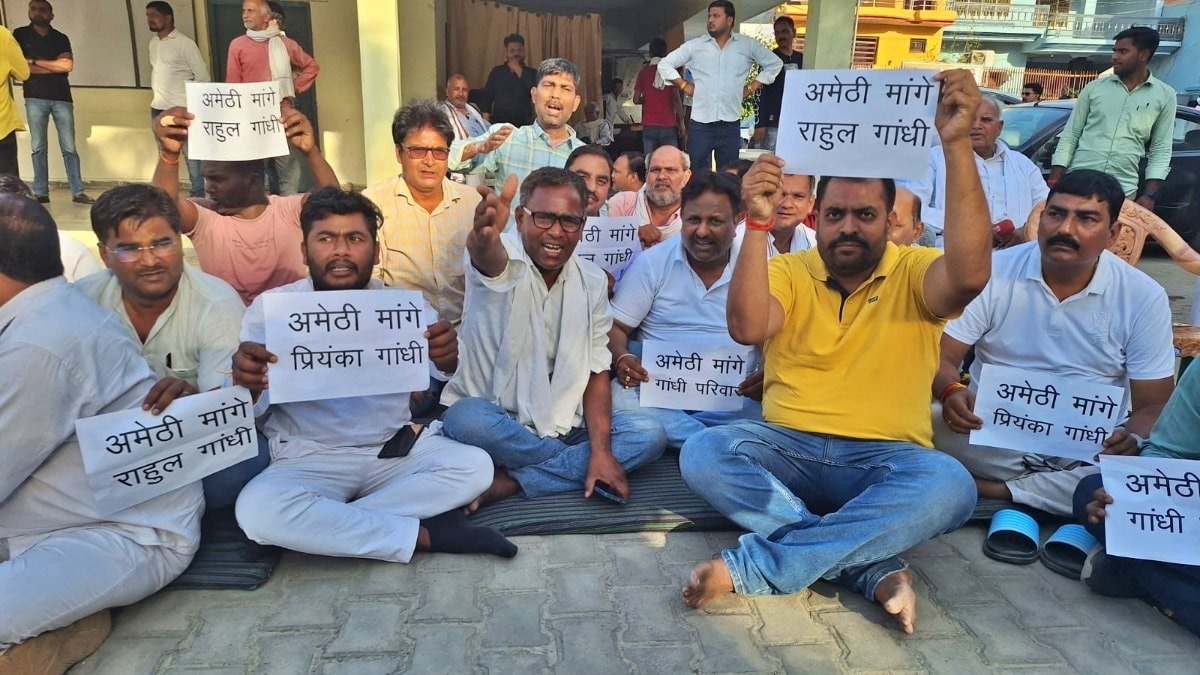 Congress workers staged a protest in Amethi, protesting against the delay in announcement of tickets.