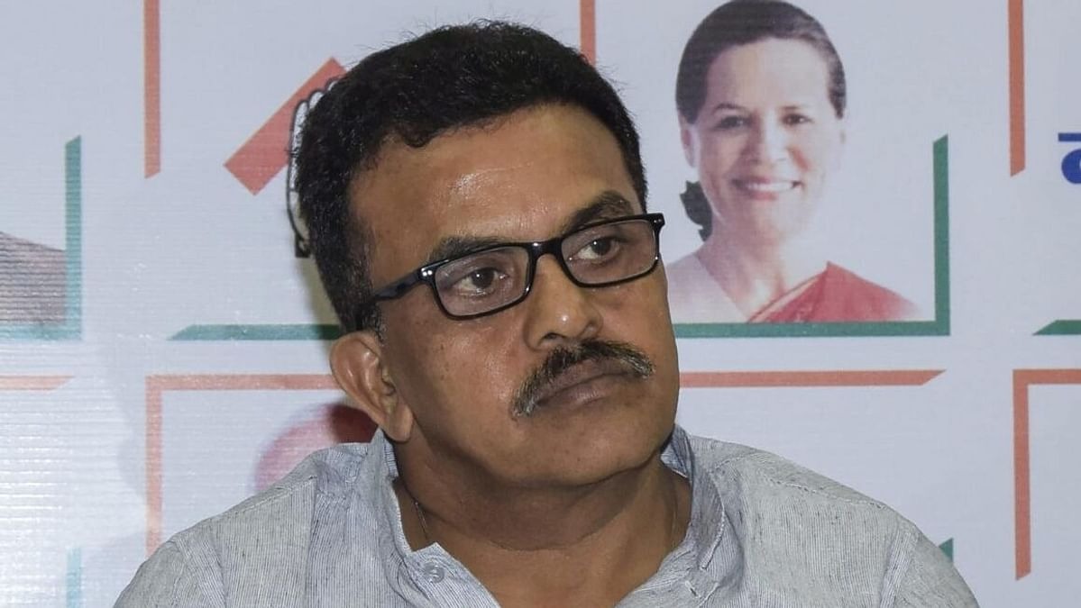 What happened that Sanjay Nirupam fell in the midst of elections, what option was left for him?