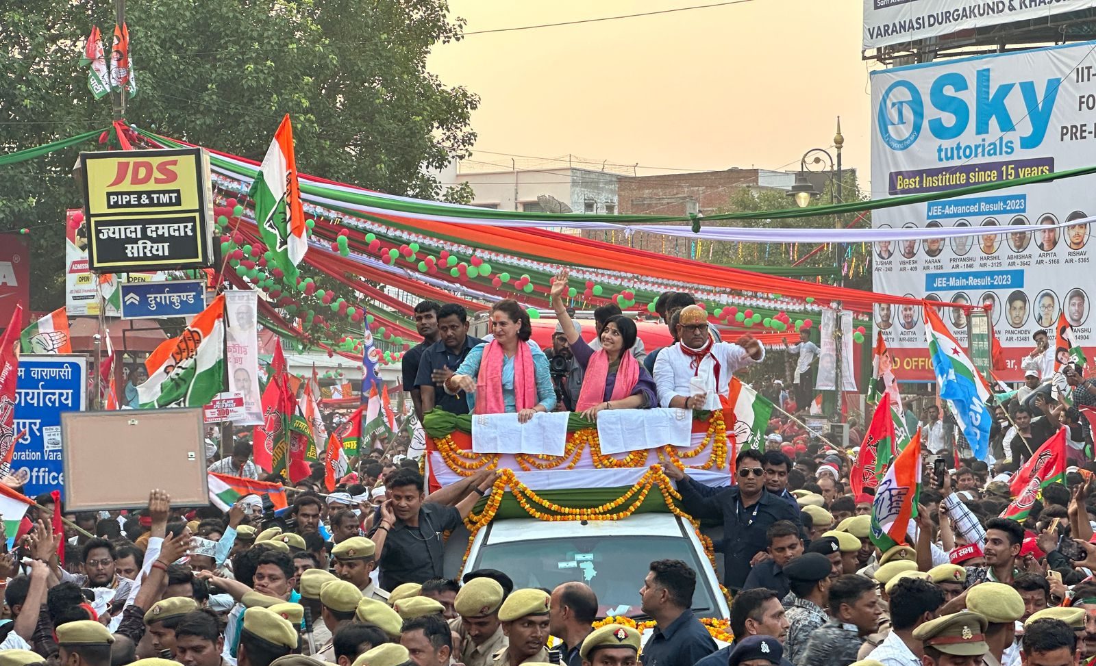 Crowd of people in Priyanka-Dimple's road show, Priyanka said - 'India' booming in Varanasi