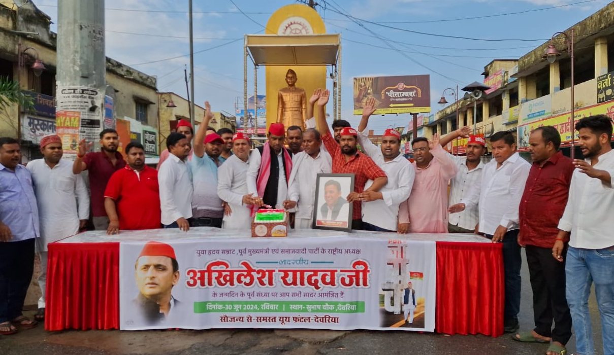 Deoria: SP workers cut cake on the eve of former CM Akhilesh Yadav's birthday