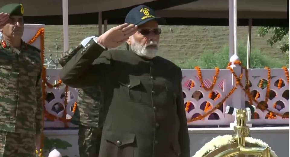 PM Modi reached Kargil War Memorial in Drass, paid tribute to the soldiers martyred in the war