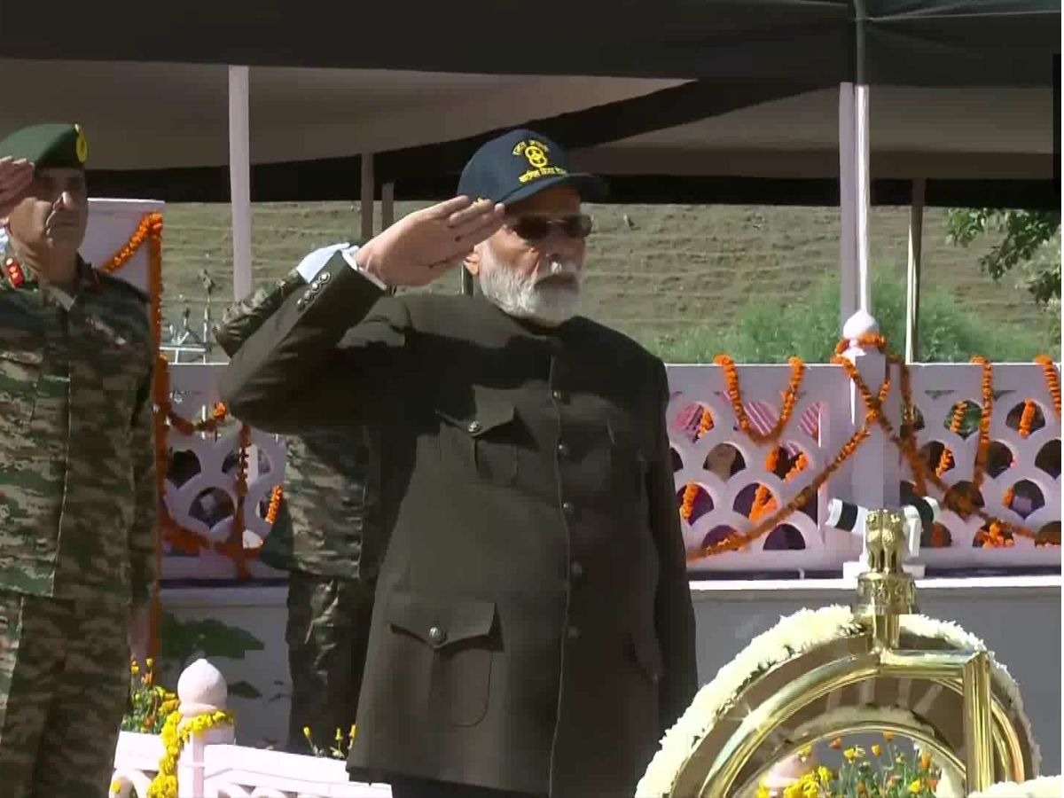 PM Modi reached Kargil War Memorial in Drass, paid tribute to the soldiers martyred in the war