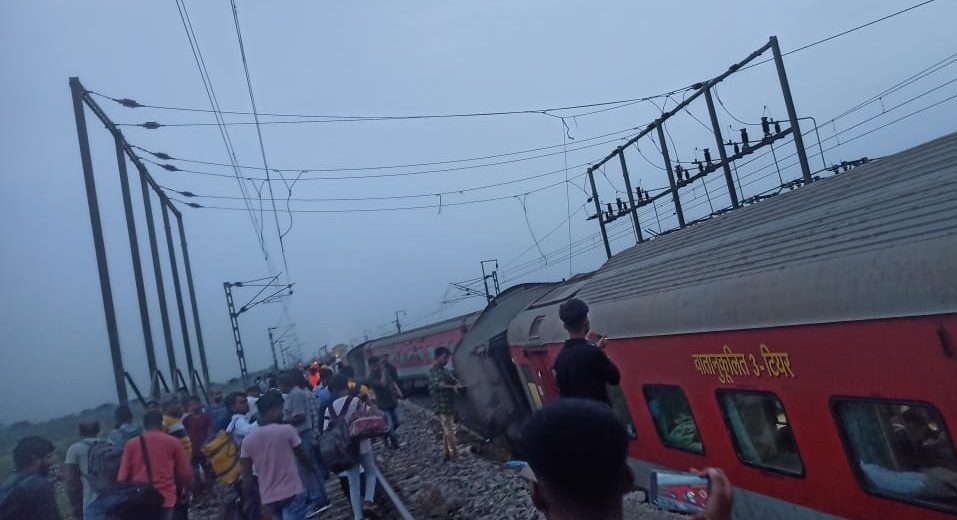 How did railway accidents suddenly increase, Howrah-Mumbai Express met with an accident in Jharkhand