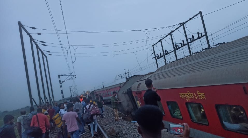 How did railway accidents suddenly increase, Howrah-Mumbai Express met with an accident in Jharkhand