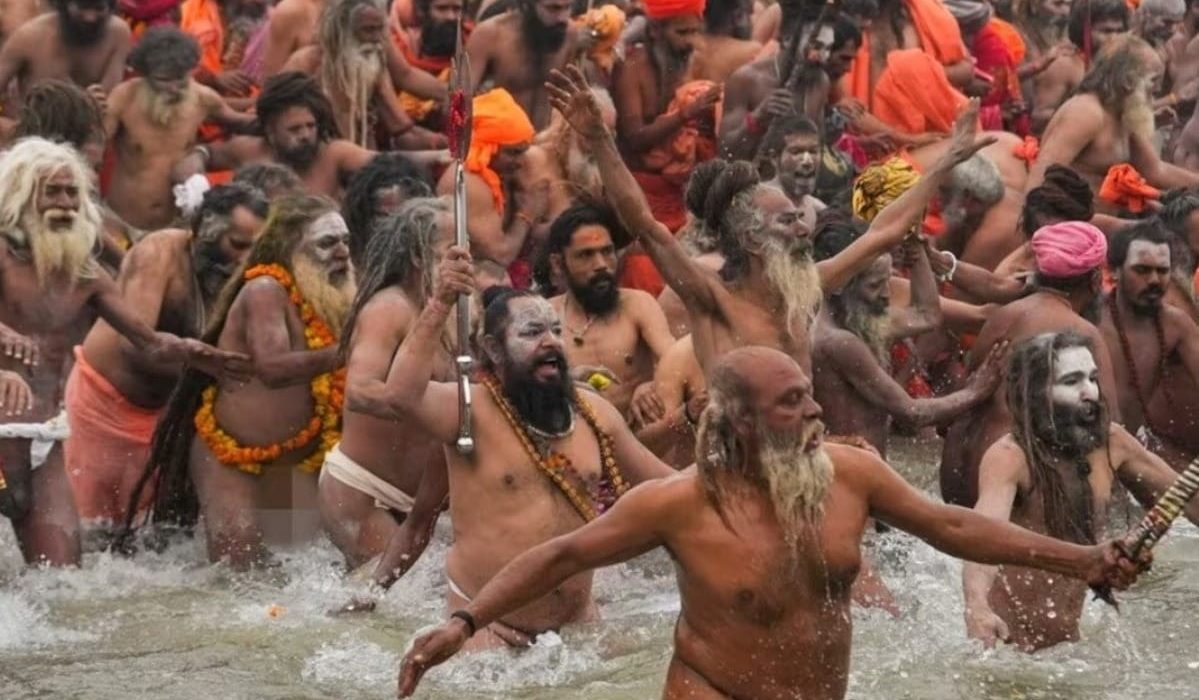 After the stampede in Maha Kumbh, the shower of flowers during the bath on 'Mauni Amavasya' is devotion or administrative insensitivity