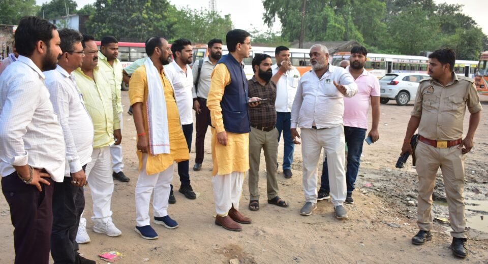 Deoria Bus Depot: In this scorching heat, passengers have to face tin roofs and hot ground, should we call it shame or governance?