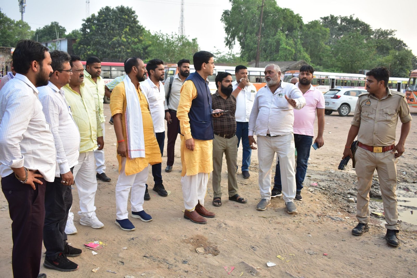Deoria Bus Depot: In this scorching heat, passengers have to face tin roofs and hot ground, should we call it shame or governance?