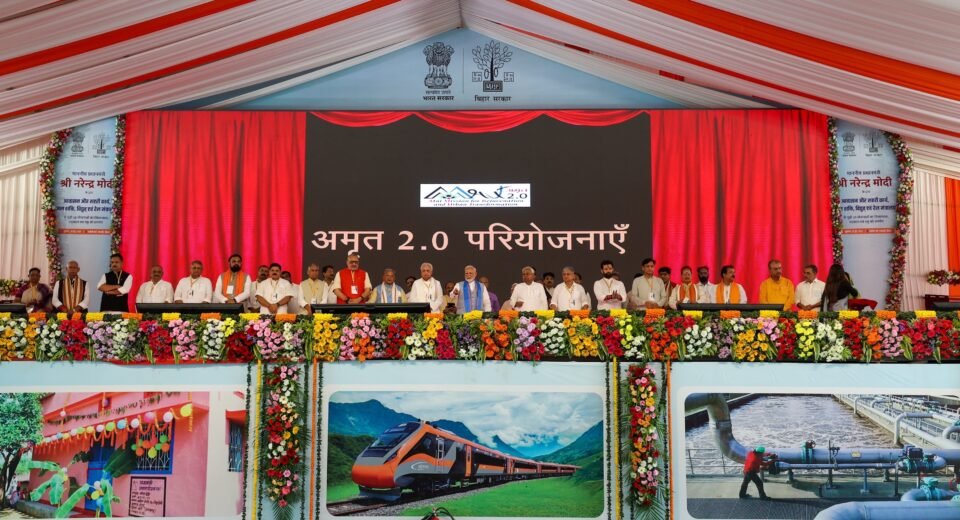 PM Modi's taunt in Siwan rally, said- talk about Bihar's development, not 'familyism'