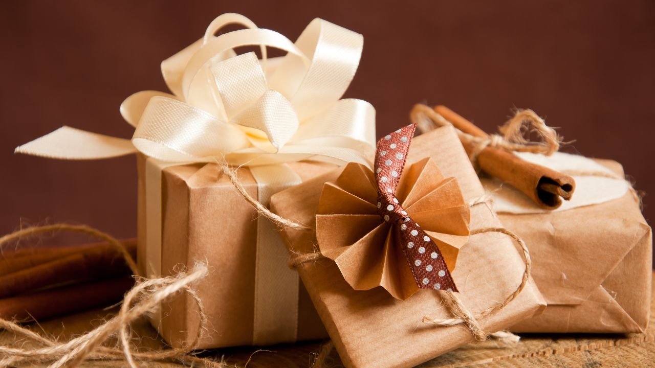 girlfriend day 2025 gift ideas