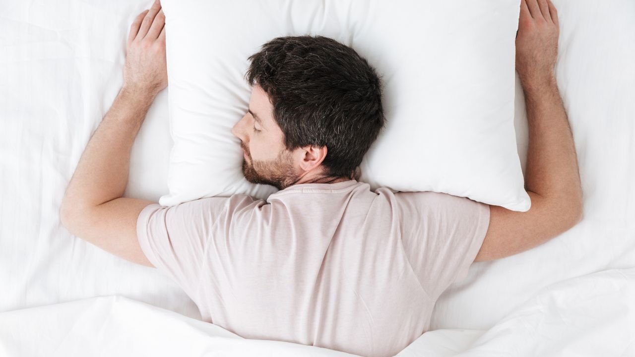 Sleeping on Stomach: पेट के बल सोना क्यों है खतरनाक? जानें इसके नुकसान