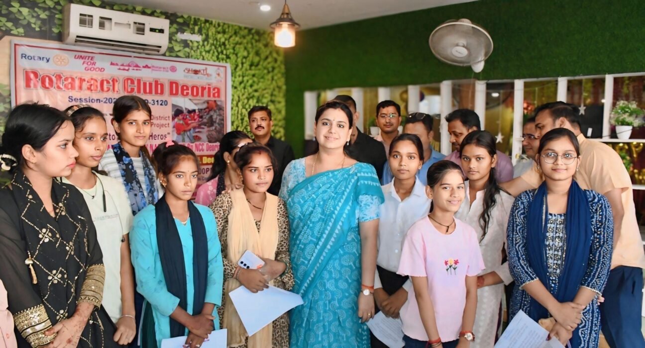 Sisters of Deoria sent Rakhis to brave soldiers on the border, District Magistrate showed participation
