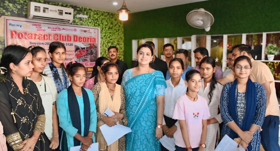 Sisters of Deoria sent Rakhis to brave soldiers on the border, District Magistrate showed participation