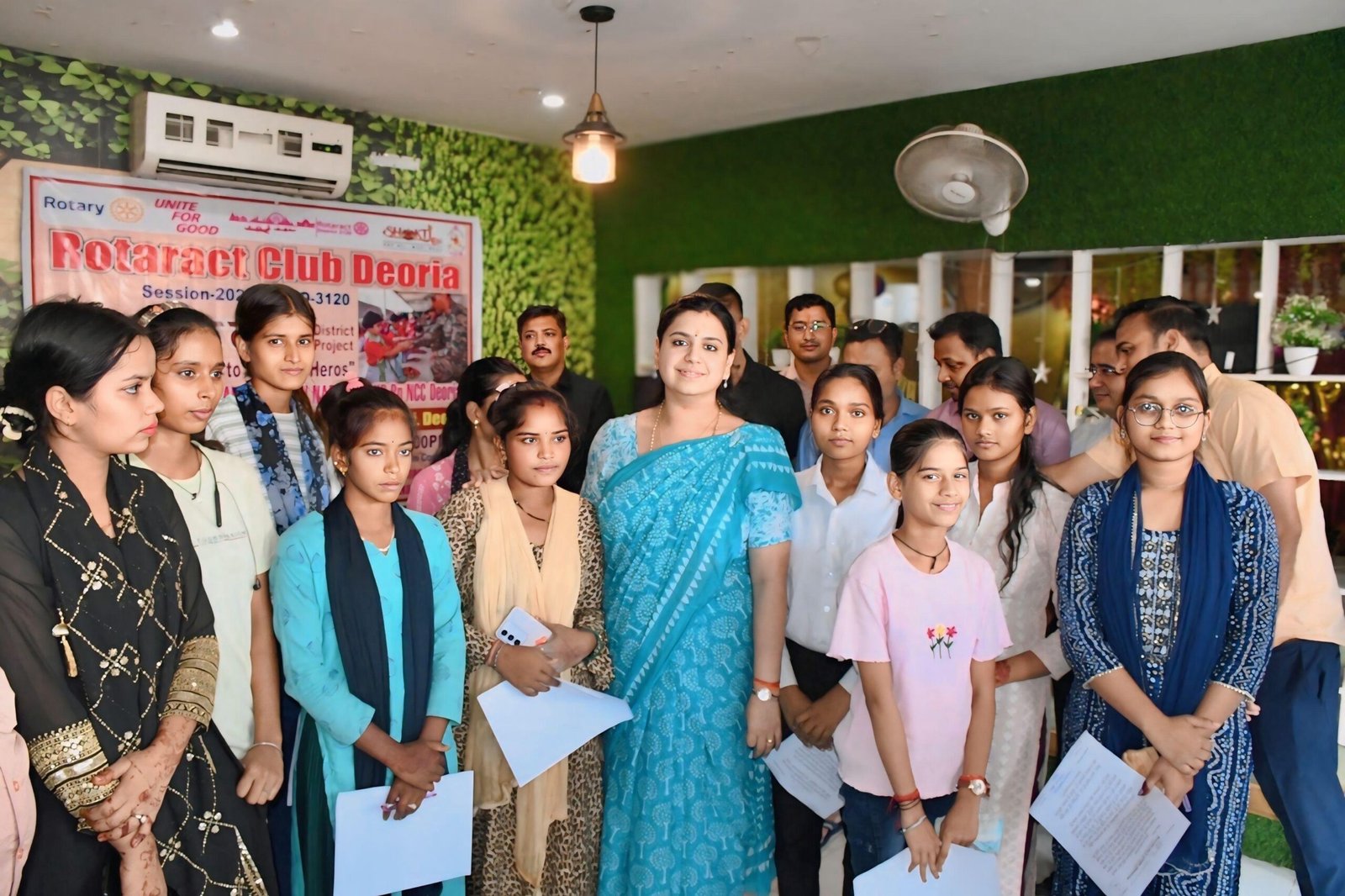 Sisters of Deoria sent Rakhis to brave soldiers on the border, District Magistrate showed participation