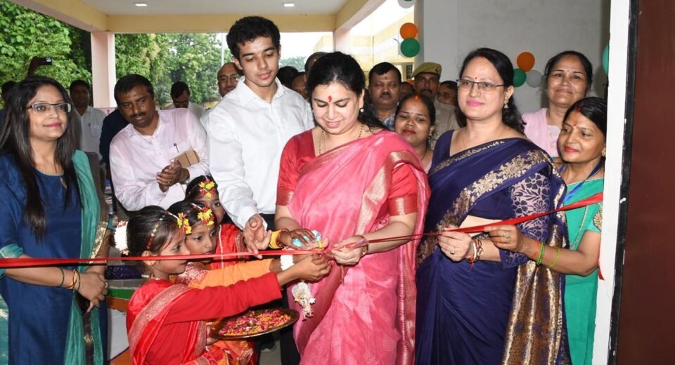 Aakansha Haat inaugurated in Deoria, DM Divya Mittal did shopping