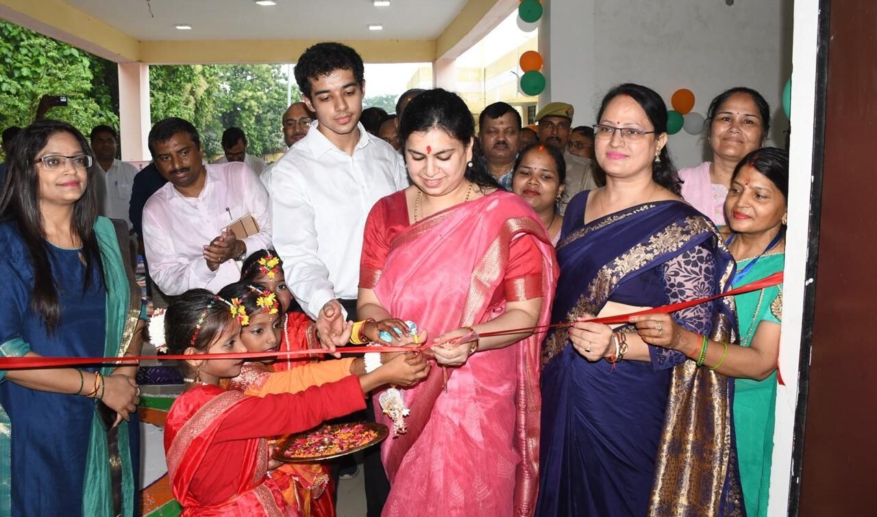 Aakansha Haat inaugurated in Deoria, DM Divya Mittal did shopping
