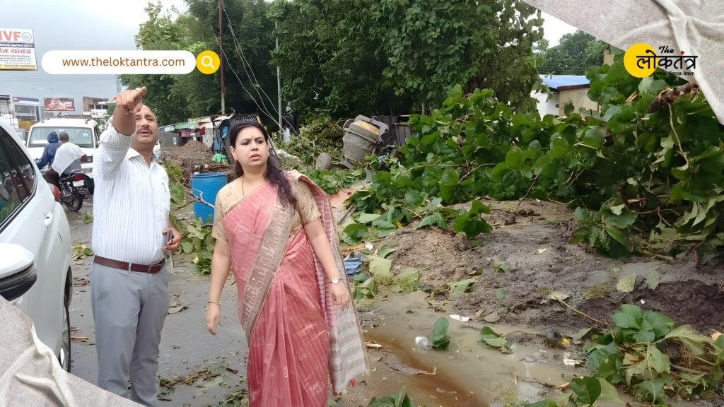 Clouds rained like a disaster in Deoria, throwing the city into disarray; DM Divya Mittal in action mode