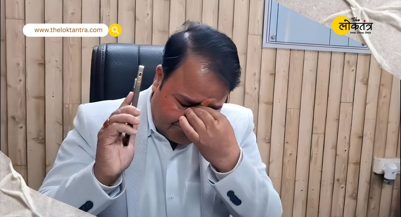 The wave of resignations continues in UP: A GST Deputy Commissioner quits his job in support of Yogi Adityanath.