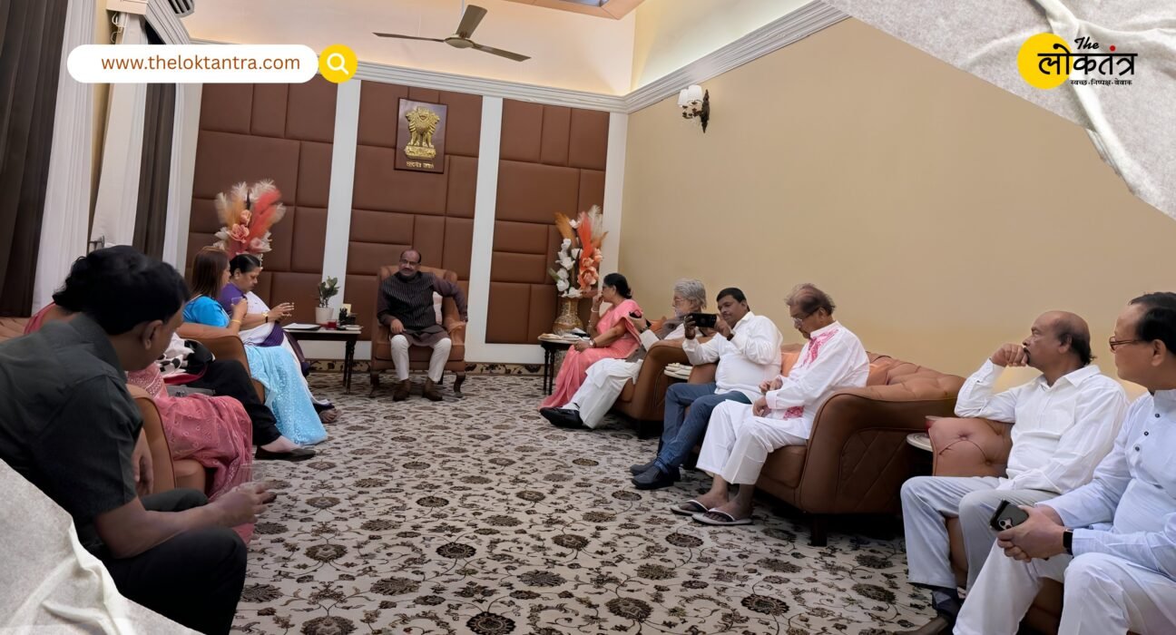 Signs of a major split in the TMC! Rebel MPs met the Speaker and also staked a claim to the party's election symbol.