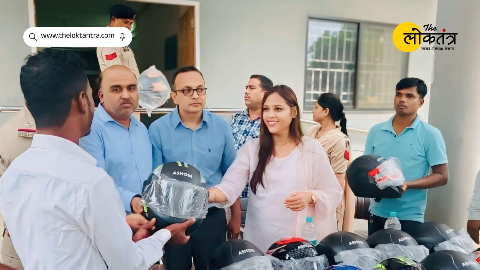 महासमुंद: सड़क सुरक्षा को लेकर सरायपाली में अनोखी पहल, पुलिस और व्यापारी महासंघ ने बांटे हेलमेट, लोगों को किया जागरूक