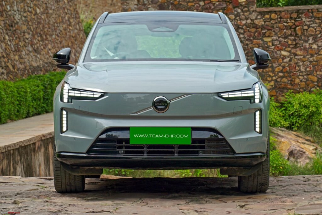 Volvo EX90: Luxury electric SUV with a range of up to 700 km on a single charge and 456 bhp of power.