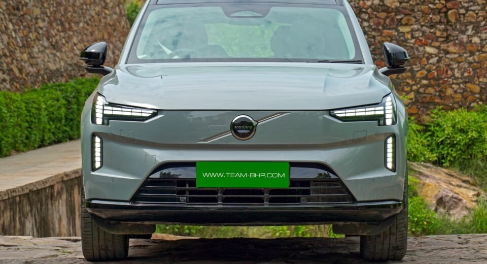 Volvo EX90: Luxury electric SUV with a range of up to 700 km on a single charge and 456 bhp of power.