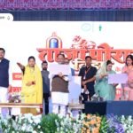 मुंबई में खुद के बनाए फ्लाईओवर पर जाम में फंसे Nitin Gadkari, कार्यक्रम में एक घंटे की देरी से पहुंचे